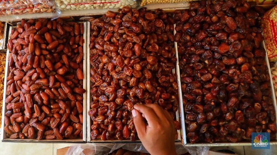 Pedagang kurma menata barang dagangannya di Pasar Tanah Abang, Jakarta, Jumat (3/5/2019). Menjelang bulan Ramadan, permintaan buah kurma meningkat dua kali lipat dibanding hari biasa. Harga kurma yang dijual bervariasi tergantung jenis dari Rp 30.000 hingga Rp. 300.000. (²©²ÊÍøÕ¾/Andrean Kristianto)