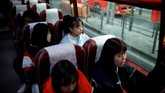 Nao Niitsu dan Yuuka Hasumi tak hanya berdua. Bersama mereka, ada ratusan remaja Jepang yang memiliki mimpi serupa. (REUTERS/Kim Hong-Ji)