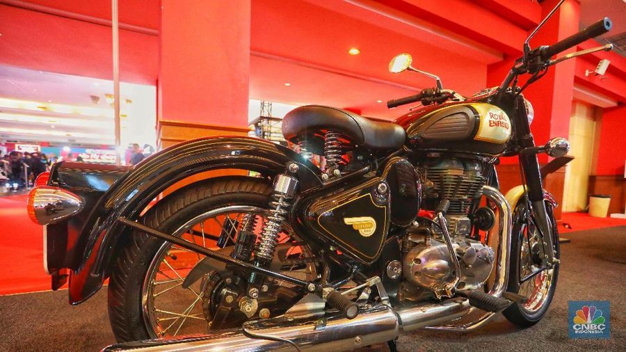 Pengunjung melihat motor Royal Enfield Classic 500 yang di pamerkan dalam gelaran Indonesia International Motor Show 2019 di JIExpo, Jakarta, Jumat (3/5/2019). Motor klasik retro dengab kapasitas mesin 500 cc ini dijual seharga Rp 98.400.000, harga tersebut sudah on the road untuk wilayah Jakarta.Motor ini ditopang oleh rangka single downtube dengan lonjakan torsi besar, 41.3Nm, dapat dihasilkan pada 4.000 rpm. (CNBC Indonesia/Andrean Kristianto)