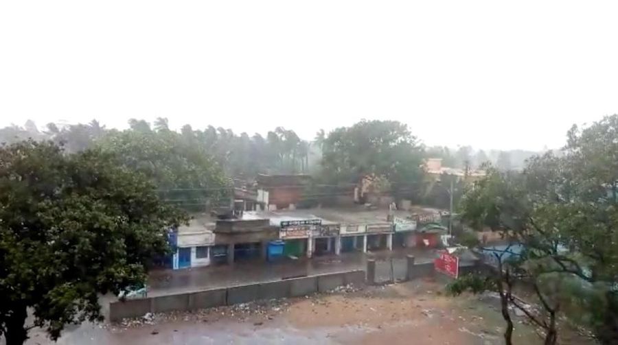 Negara di India telah mengevakuasi lebih dari satu juta orang kelompok keluarga yang paling rentan tinggal di sepanjang pantai dataran rendah