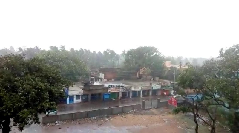 Negara di India telah mengevakuasi lebih dari satu juta orang kelompok keluarga yang paling rentan tinggal di sepanjang pantai dataran rendah