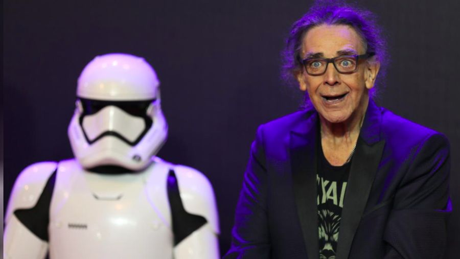 Aktor kelahiran Inggris Peter Mayhew yang memerankan Chewbacca di lima film Star Wars meninggal dunia di usia 74 tahun.