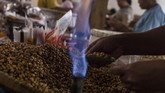 Pekerja menggunakan gas alam saat membungkus oleh-oleh makanan ringan di pusat pengolahan makanan ringan (M Agung Rajasa).