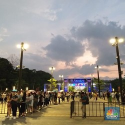 Diguyur Gerimis, Ramainya Penonton Konser Ed Sheeran di GBK