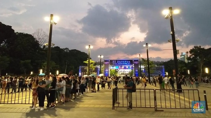 Diguyur Gerimis, Ramainya Penonton Konser Ed Sheeran di GBK