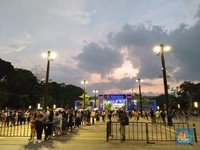 Diguyur Gerimis, Ramainya Penonton Konser Ed Sheeran di GBK