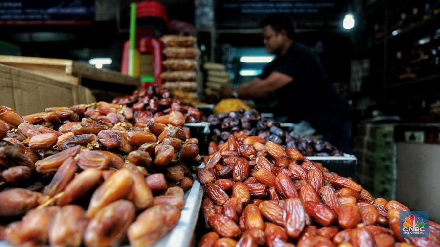 Pedagang kurma menata barang dagangannya di Pasar Tanah Abang, Jakarta, Jumat (3/5/2019). Menjelang bulan Ramadan, permintaan buah kurma meningkat dua kali lipat dibanding hari biasa. Harga kurma yang dijual bervariasi tergantung jenis dari Rp 30.000 hingga Rp. 300.000. (վ/Andrean Kristianto)