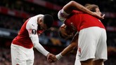 Alexandre Lacazette dan Pierre-Emerick Aubameyang bersalaman merayakan gol Arsenal. Skor 2-1 untuk Arsenal bertahan hingga akhir babak pertama. (Reuters/Paul Childs)
