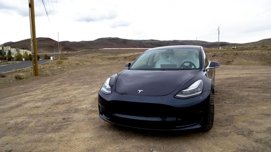 Sebuah mobil buatan Tesla meledak dan terbakar setelah mengalami tabrakan.