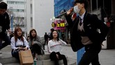 Di Acopia, mereka punya kesempatan untuk belajar menari, bernyanyi, berpose, apapun yang dibutuhkan untuk menjadi seorang idola K-Pop, termasuk mempelajari bahasa Korea. (REUTERS/Kim Hong-Ji)