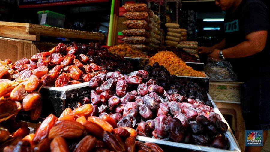 Menjelang bulan Ramadan, permintaan buah kurma meningkat dua kali lipat dibanding hari biasa.