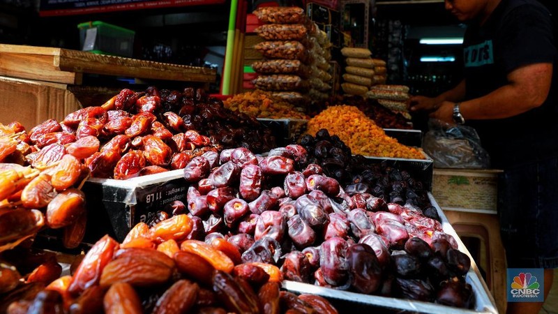 Menjelang bulan Ramadan, permintaan buah kurma meningkat dua kali lipat dibanding hari biasa.