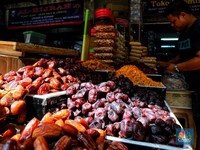 Jangan Berlebihan Menyantap Kurma, Ketahui 5 Efek Sampingnya