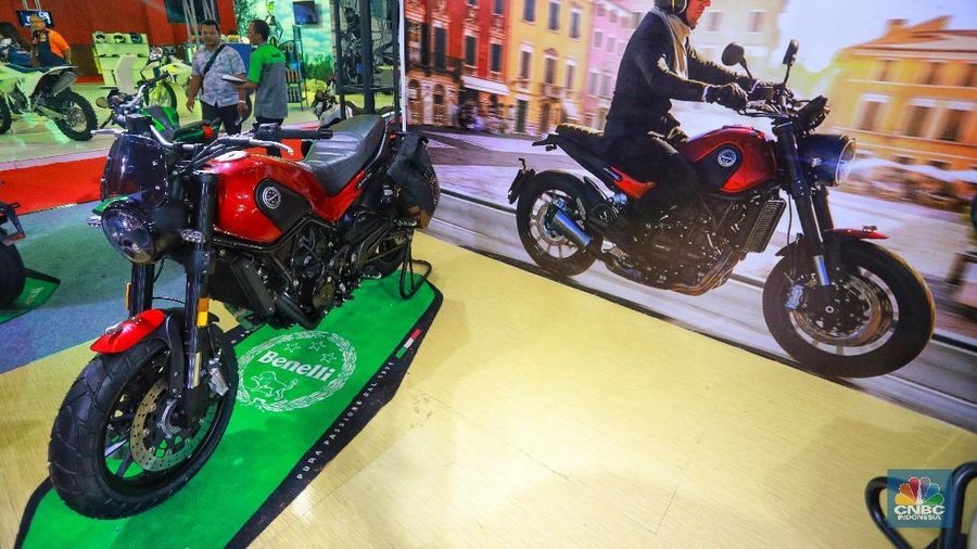 Pengunjung melihat motor Royal Enfield Classic 500 yang di pamerkan dalam gelaran Indonesia International Motor Show 2019 di JIExpo, Jakarta, Jumat (3/5/2019). Motor klasik retro dengab kapasitas mesin 500 cc ini dijual seharga Rp 98.400.000, harga tersebut sudah on the road untuk wilayah Jakarta.Motor ini ditopang oleh rangka single downtube dengan lonjakan torsi besar, 41.3Nm, dapat dihasilkan pada 4.000 rpm. (CNBC Indonesia/Andrean Kristianto)