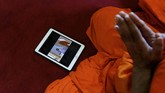 Rangkaian upacara penobatan yang dilakukan di dalam kompleks Grand Palace ini ditandai dengan momen saat biksu Buddha memainkan pipa-pipa di dalam kuil. (REUTERS/Soe Zeya Tun)