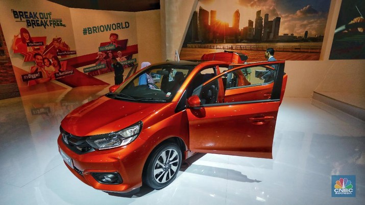 Honda Brio RS di IIMS Brio generasi terbaru ini mengalami ubahan dari sektor eksterior dan interior terutama pada desain belakang yang tidak lagi menggunakan kaca besar, tetapi dibuat seperti mobil pada umumnya.Honda Brio RS manual dibanderol Rp 176 juta, sedangkan yang transmisi otomatik dipatok Rp 191 juta. Mesin yang digunakan mobil Honda Brio bertipe 1.2L i-VTEC. Dari mesin ini, Honda Brio bisa menghasilkan tenaga sebesar 90 Ps pada 6.000 rpm, sedangkan torsi puncaknya sebesar 110 Nm pada 4.800 rpm. (CNBC Indonesia/Andrean Kristianto)