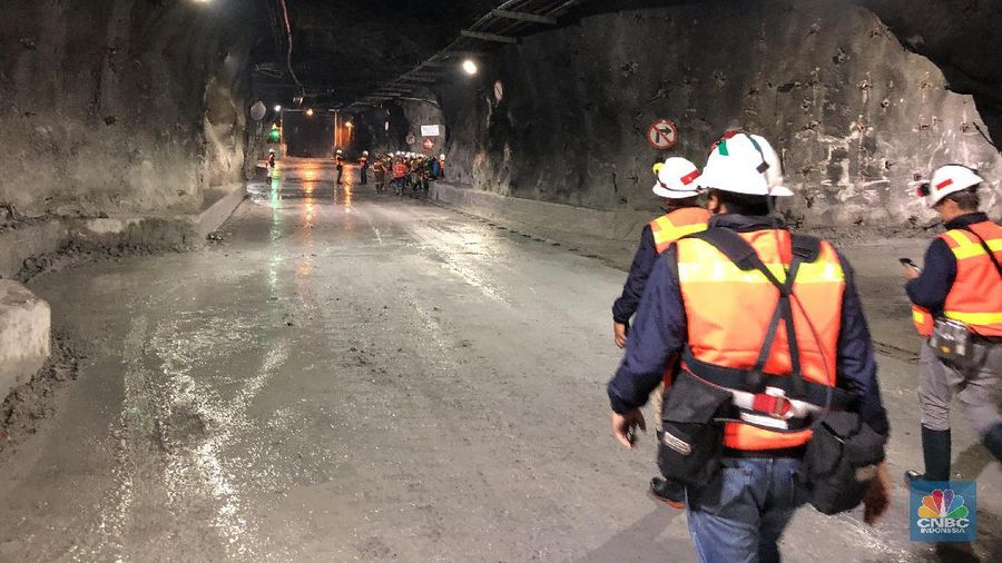 Di dalam tambang ini, terbangun jalan sepanjang 650 kilometer (km), yang berarti panjangnya lebih dari jarak Jakarta ke Yogyakarta.