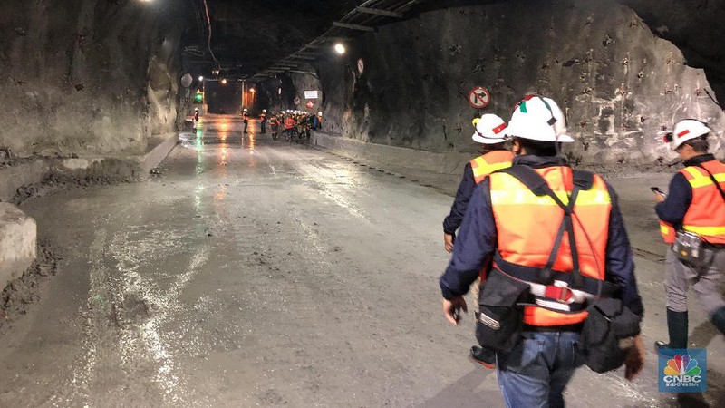 Di dalam tambang ini, terbangun jalan sepanjang 650 kilometer (km), yang berarti panjangnya lebih dari jarak Jakarta ke Yogyakarta.