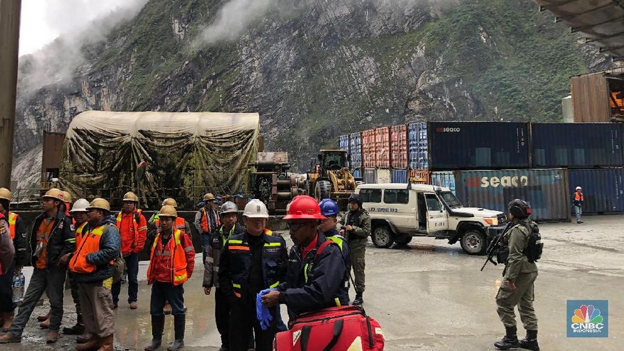 Indonesia lewat PT Indonesia Alumunium (Inalum) menguasai 51% saham PT Freeport Indonesia. Menteri Energi dan Sumber Daya Mineral (ESDM), Ignasius Jonan, melakukan kunjungan kerja ke tambang Freeport di Timika, Papua pada 2-3 Mei 2019.
Dalam acara, Jonan mengunjungi tambang emas legendaris milik Freeport Indonesia, yaitu Grasberg, yang lokasinya 4.285 meter di atas permukaan laut.
Tambang Grasberg ini akan habis kandungan mineralnya dan berhenti beroperasi pada pertengahan 2019 ini. Sebagai gantinya, produksi meas, perak, dan tembaga Freeport akan mengandalkan tambang bawah tanah yang lokasinya di bawah Grasberg.
Dalam kunjungan tersebut, Jonan didampingi Presiden Direktur Freeport Indonesia Tony Wenas, Direktur Utama Inalum Budi Gunadi Sadikin, serta sejumlah pejabat Kementerian ESDM.
Perjalanan menuju Grasberg dilakukan menggunakan bus khusus, dan sempat disambung dengan menggunakan kereta gantung atau disebut tram yang mengantarkan hingga ketinggian 4.000 meter di atas permukaan laut, dan disambung dengan bus lagi hingga ke puncak Grasberg.
Cuaca gerimis serta oksigen yang tipis menyambut kedatangan Jonan dan rombongan di lokasi puncak Grasberg.
Dalam kunjungannya Jonan mengatakan, tantangan saat ini adalah membuat operasional Freeport terus berjalan dengan baik, dan produksi, keselamatan kerja, serta lingkungan dapat terjaga dengan baik.
Jonan meminta agar tidak ada hambatan dalam pengelolaan tambang Freeport pasca pengambilalihan 51% saham oleh Inalum.
Jonan juga meminta agar ke depan peranan Freeport terhadap masyarakat Papua makin besar, lewat pembangunan sarana dan prasarana seperti sekolah serta rumah sakit atau puskesmas. (CNBC Indonesia/Wahyu Daniel)