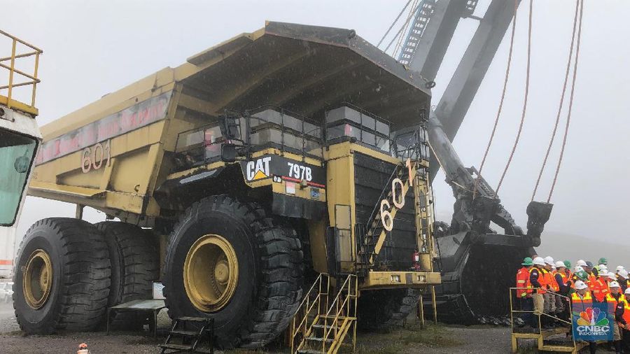 Indonesia lewat PT Indonesia Alumunium (Inalum) menguasai 51% saham PT Freeport Indonesia. Menteri Energi dan Sumber Daya Mineral (ESDM), Ignasius Jonan, melakukan kunjungan kerja ke tambang Freeport di Timika, Papua pada 2-3 Mei 2019.

Dalam acara, Jonan mengunjungi tambang emas legendaris milik Freeport Indonesia, yaitu Grasberg, yang lokasinya 4.285 meter di atas permukaan laut.

Tambang Grasberg ini akan habis kandungan mineralnya dan berhenti beroperasi pada pertengahan 2019 ini. Sebagai gantinya, produksi meas, perak, dan tembaga Freeport akan mengandalkan tambang bawah tanah yang lokasinya di bawah Grasberg.

Dalam kunjungan tersebut, Jonan didampingi Presiden Direktur Freeport Indonesia Tony Wenas, Direktur Utama Inalum Budi Gunadi Sadikin, serta sejumlah pejabat Kementerian ESDM.

Perjalanan menuju Grasberg dilakukan menggunakan bus khusus, dan sempat disambung dengan menggunakan kereta gantung atau disebut tram yang mengantarkan hingga ketinggian 4.000 meter di atas permukaan laut, dan disambung dengan bus lagi hingga ke puncak Grasberg.

Cuaca gerimis serta oksigen yang tipis menyambut kedatangan Jonan dan rombongan di lokasi puncak Grasberg.

Dalam kunjungannya Jonan mengatakan, tantangan saat ini adalah membuat operasional Freeport terus berjalan dengan baik, dan produksi, keselamatan kerja, serta lingkungan dapat terjaga dengan baik.

Jonan meminta agar tidak ada hambatan dalam pengelolaan tambang Freeport pasca pengambilalihan 51% saham oleh Inalum.

Jonan juga meminta agar ke depan peranan Freeport terhadap masyarakat Papua makin besar, lewat pembangunan sarana dan prasarana seperti sekolah serta rumah sakit atau puskesmas. (CNBC Indonesia/Wahyu Daniel)