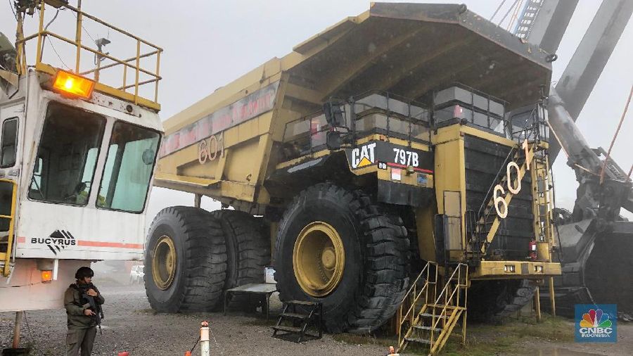 Indonesia lewat PT Indonesia Alumunium (Inalum) menguasai 51% saham PT Freeport Indonesia. Menteri Energi dan Sumber Daya Mineral (ESDM), Ignasius Jonan, melakukan kunjungan kerja ke tambang Freeport di Timika, Papua pada 2-3 Mei 2019.
Dalam acara, Jonan mengunjungi tambang emas legendaris milik Freeport Indonesia, yaitu Grasberg, yang lokasinya 4.285 meter di atas permukaan laut.
Tambang Grasberg ini akan habis kandungan mineralnya dan berhenti beroperasi pada pertengahan 2019 ini. Sebagai gantinya, produksi meas, perak, dan tembaga Freeport akan mengandalkan tambang bawah tanah yang lokasinya di bawah Grasberg.
Dalam kunjungan tersebut, Jonan didampingi Presiden Direktur Freeport Indonesia Tony Wenas, Direktur Utama Inalum Budi Gunadi Sadikin, serta sejumlah pejabat Kementerian ESDM.
Perjalanan menuju Grasberg dilakukan menggunakan bus khusus, dan sempat disambung dengan menggunakan kereta gantung atau disebut tram yang mengantarkan hingga ketinggian 4.000 meter di atas permukaan laut, dan disambung dengan bus lagi hingga ke puncak Grasberg.
Cuaca gerimis serta oksigen yang tipis menyambut kedatangan Jonan dan rombongan di lokasi puncak Grasberg.
Dalam kunjungannya Jonan mengatakan, tantangan saat ini adalah membuat operasional Freeport terus berjalan dengan baik, dan produksi, keselamatan kerja, serta lingkungan dapat terjaga dengan baik.
Jonan meminta agar tidak ada hambatan dalam pengelolaan tambang Freeport pasca pengambilalihan 51% saham oleh Inalum.
Jonan juga meminta agar ke depan peranan Freeport terhadap masyarakat Papua makin besar, lewat pembangunan sarana dan prasarana seperti sekolah serta rumah sakit atau puskesmas. (CNBC Indonesia/Wahyu Daniel)