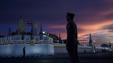 Upacara penobatan Raja Maha Vajiralongkorn sebagai raja Thailand yang baru dilakukan pada Sabtu (4/5). Arak-arakan yang sarat akan ritual Hindu dan Buddha mewarnai prosesi penobatan raja yang lebih dikenal dengan nama Rama X. (Manan VATSYAYANA / AFP)