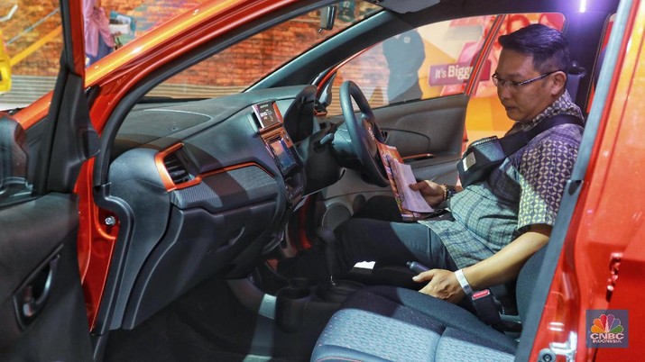Honda Brio RS di IIMS Brio generasi terbaru ini mengalami ubahan dari sektor eksterior dan interior terutama pada desain belakang yang tidak lagi menggunakan kaca besar, tetapi dibuat seperti mobil pada umumnya.Honda Brio RS manual dibanderol Rp 176 juta, sedangkan yang transmisi otomatik dipatok Rp 191 juta. Mesin yang digunakan mobil Honda Brio bertipe 1.2L i-VTEC. Dari mesin ini, Honda Brio bisa menghasilkan tenaga sebesar 90 Ps pada 6.000 rpm, sedangkan torsi puncaknya sebesar 110 Nm pada 4.800 rpm. (CNBC Indonesia/Andrean Kristianto)