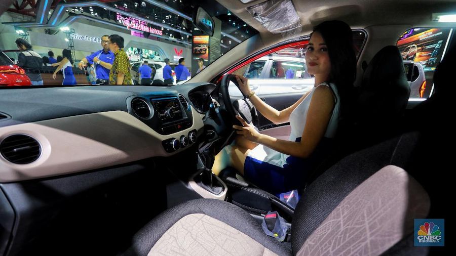 Hyundai Grand i10 menggunakan mesin Kappa 1.25 MPI D – VVT 1.248 cc 4 silinder dengan tenaga maksimal 86 dk, dan torsi 114 Nm. Untuk harha Hyundai i10 GLX manual dibanderol Rp 181 juta. Sedangkan Hyundai i10 model 2019 varian paling tinggi yakni varian i10 X otomatik seharga Rp 209 juta. (CNBC Indonesia/Andrean Kristianto)