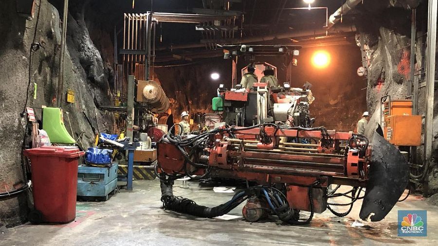 Tambang legendaris Grasberg milik PT Freeport Indonesia yang berlokasi di Papua akan habis dan ditutup pada pertengahan tahun ini. Sebagai penggantinya, produksi emas, perak, dan tembaga Freeport akan mengandalkan tambang bawah tanah.
Tambang bawah tanah ini lokasinya persis di bawah Grasberg. Penambangan bawah tanah menggunakan metode block caving, yang merupakan cara penambangan bawah tanah dengan efisiensi sumberdaya yang tinggi untuk melakukan penambangan, di mana blok-blok besar bijih di bawah tanah dipotong dari bawah sehingga bijih tersebut runtuh akibat gaya beratnya sendiri.
Tambang bawah tanah ini sudah direncakan sejak 2004 dan terus dikembangkan hingga sekarang. Ada dua blok tambang bawah tanah Freeport yang jadi andalan saat ini, yaitu Deep Ore Zone (DOZ) dan Big Gossan. Saat ini tengah dikembangkan juga blok bernama Deeep Mill Level Zone (DMLZ).
Di dalam tambang ini, terbangun jalan sepanjang 650 kilometer (km), yang berarti panjangnya lebih dari jarak Jakarta ke Yogyakarta. Jalan di dalam tambang bawah tanah ini akan terus dibangun hingga 1.000 km atau seperti Jakarta ke Surabaya.
Data terakhir produksi rata-rata dari tambang bawah tanah ini adalah 80.000 ton ore (bijih tambang) per hari.
Sampai dengan 2019, Freeport telah mengeluarkan investasi hingga US$ 16 miliar atau dengan kurs, saat ini sekitar Rp 224 triliun untuk pengembangan tambang bawah tanah yang akan menjadi andalan mereka. Ke depan, Freeport yang saat ini 51% sahamnya dimiliki oleh PT Indonesia Alumunium (Inalum) akan mengucurkan lagi investasi hingga US$ 15 miliar atau sekitar Rp 210 triliun untuk tambang bawah tanah tersebut. (CNBC Indonesia/Wahyu Daniel)