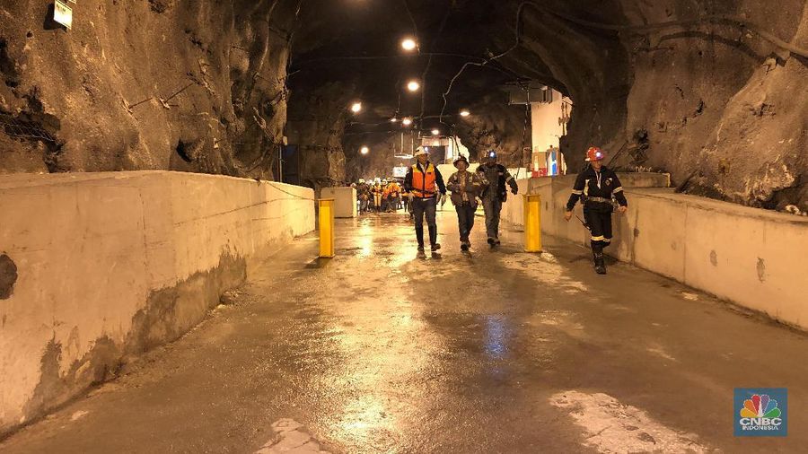 Tambang legendaris Grasberg milik PT Freeport Indonesia yang berlokasi di Papua akan habis dan ditutup pada pertengahan tahun ini. Sebagai penggantinya, produksi emas, perak, dan tembaga Freeport akan mengandalkan tambang bawah tanah.

Tambang bawah tanah ini lokasinya persis di bawah Grasberg. Penambangan bawah tanah menggunakan metode block caving, yang merupakan cara penambangan bawah tanah dengan efisiensi sumberdaya yang tinggi untuk melakukan penambangan, di mana blok-blok besar bijih di bawah tanah dipotong dari bawah sehingga bijih tersebut runtuh akibat gaya beratnya sendiri.

Tambang bawah tanah ini sudah direncakan sejak 2004 dan terus dikembangkan hingga sekarang. Ada dua blok tambang bawah tanah Freeport yang jadi andalan saat ini, yaitu Deep Ore Zone (DOZ) dan Big Gossan. Saat ini tengah dikembangkan juga blok bernama Deeep Mill Level Zone (DMLZ).

Di dalam tambang ini, terbangun jalan sepanjang 650 kilometer (km), yang berarti panjangnya lebih dari jarak Jakarta ke Yogyakarta. Jalan di dalam tambang bawah tanah ini akan terus dibangun hingga 1.000 km atau seperti Jakarta ke Surabaya.

Data terakhir produksi rata-rata dari tambang bawah tanah ini adalah 80.000 ton ore (bijih tambang) per hari.

Sampai dengan 2019, Freeport telah mengeluarkan investasi hingga US$ 16 miliar atau dengan kurs, saat ini sekitar Rp 224 triliun untuk pengembangan tambang bawah tanah yang akan menjadi andalan mereka. Ke depan, Freeport yang saat ini 51% sahamnya dimiliki oleh PT Indonesia Alumunium (Inalum) akan mengucurkan lagi investasi hingga US$ 15 miliar atau sekitar Rp 210 triliun untuk tambang bawah tanah tersebut.  (CNBC Indonesia/Wahyu Daniel)