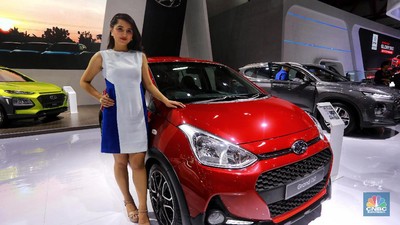 Hyundai Grand i10 menggunakan mesin Kappa 1.25 MPI D – VVT 1.248 cc 4 silinder dengan tenaga maksimal 86 dk, dan torsi 114 Nm. Untuk harha Hyundai i10 GLX manual dibanderol Rp 181 juta. Sedangkan Hyundai i10 model 2019 varian paling tinggi yakni varian i10 X otomatik seharga Rp 209 juta.  (CNBC Indonesia/Andrean Kristianto)