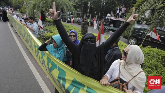 Demo KPU, Pendukung Pamer Baliho 'Prabowo Presiden 2019-2024'