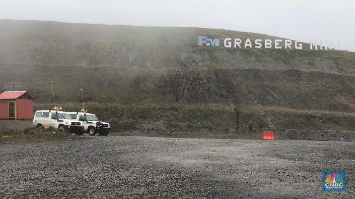 Tambang Freeport Grasberg, Timika Indonesia lewat PT Indonesia Alumunium (Inalum) menguasai 51% saham PT Freeport Indonesia. Menteri Energi dan Sumber Daya Mineral (ESDM), Ignasius Jonan, melakukan kunjungan kerja ke tambang Freeport di Timika, Papua pada 2-3 Mei 2019.
Dalam acara, Jonan mengunjungi tambang emas legendaris milik Freeport Indonesia, yaitu Grasberg, yang lokasinya 4.285 meter di atas permukaan laut.
Tambang Grasberg ini akan habis kandungan mineralnya dan berhenti beroperasi pada pertengahan 2019 ini. Sebagai gantinya, produksi meas, perak, dan tembaga Freeport akan mengandalkan tambang bawah tanah yang lokasinya di bawah Grasberg.
Dalam kunjungan tersebut, Jonan didampingi Presiden Direktur Freeport Indonesia Tony Wenas, Direktur Utama Inalum Budi Gunadi Sadikin, serta sejumlah pejabat Kementerian ESDM.
Perjalanan menuju Grasberg dilakukan menggunakan bus khusus, dan sempat disambung dengan menggunakan kereta gantung atau disebut tram yang mengantarkan hingga ketinggian 4.000 meter di atas permukaan laut, dan disambung dengan bus lagi hingga ke puncak Grasberg.
Cuaca gerimis serta oksigen yang tipis menyambut kedatangan Jonan dan rombongan di lokasi puncak Grasberg.
Dalam kunjungannya Jonan mengatakan, tantangan saat ini adalah membuat operasional Freeport terus berjalan dengan baik, dan produksi, keselamatan kerja, serta lingkungan dapat terjaga dengan baik.
Jonan meminta agar tidak ada hambatan dalam pengelolaan tambang Freeport pasca pengambilalihan 51% saham oleh Inalum.
Jonan juga meminta agar ke depan peranan Freeport terhadap masyarakat Papua makin besar, lewat pembangunan sarana dan prasarana seperti sekolah serta rumah sakit atau puskesmas. (CNBC Indonesia/Wahyu Daniel)