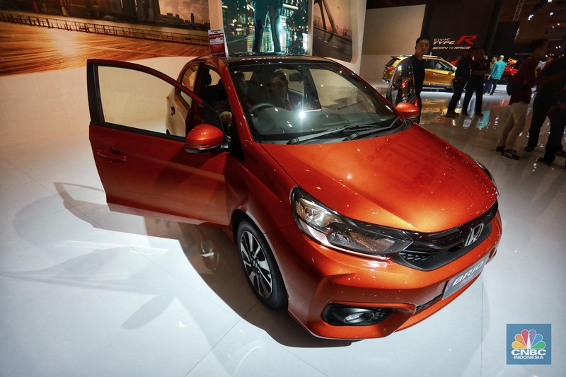 Honda Brio RS di IIMS Brio generasi terbaru ini mengalami ubahan dari sektor eksterior dan interior terutama pada desain belakang yang tidak lagi menggunakan kaca besar, tetapi dibuat seperti mobil pada umumnya.Honda Brio RS manual dibanderol Rp 176 juta, sedangkan yang transmisi otomatik dipatok Rp 191 juta. Mesin yang digunakan mobil Honda Brio bertipe 1.2L i-VTEC. Dari mesin ini, Honda Brio bisa menghasilkan tenaga sebesar 90 Ps pada 6.000 rpm, sedangkan torsi puncaknya sebesar 110 Nm pada 4.800 rpm. (CNBC Indonesia/Andrean Kristianto)