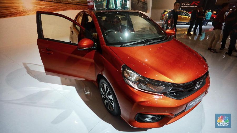 Brio generasi terbaru ini mengalami ubahan dari sektor eksterior dan interior terutama pada desain belakang yang tidak lagi menggunakan kaca besar, tetapi dibuat seperti mobil pada umumnya.Honda Brio RS manual dibanderol Rp 176 juta, sedangkan yang transmisi otomatik dipatok Rp 191 juta. Mesin yang digunakan mobil Honda Brio bertipe 1.2L i-VTEC. Dari mesin ini, Honda Brio bisa menghasilkan tenaga sebesar 90 Ps pada 6.000 rpm, sedangkan torsi puncaknya sebesar 110 Nm pada 4.800 rpm. (վ/Andrean Kristianto)