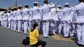 Suasana khidmat penobatan Raja Rama X juga disaksikan oleh warga Thailand. Ini merupakan upacara penobatan pertama bagi sebagian warga Thailand sejak 1950 ketika mendiang Bhumibol Adulyadej menduduki takhta raja. (REUTERS/Jorge Silva)