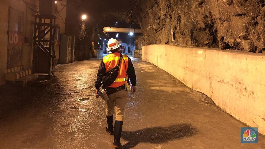 Di dalam tambang ini, terbangun jalan sepanjang 650 kilometer (km), yang berarti panjangnya lebih dari jarak Jakarta ke Yogyakarta.