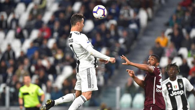 Ronaldo Cetak Gol Sundulan ke-100 di Laga Juventus vs Torino