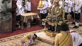 Berbeda dengan sosok ayahnya, Rama X kurang dikenal luas oleh publik Thailand. Jika Bhumibol dikeal sebagai sosok pemersatu bangsa, maka anaknya yang berusia 66 tahun ini lebih suka menghabiskan sebagian besar waktunya di luar negeri. (Thai TV Pool via AP)