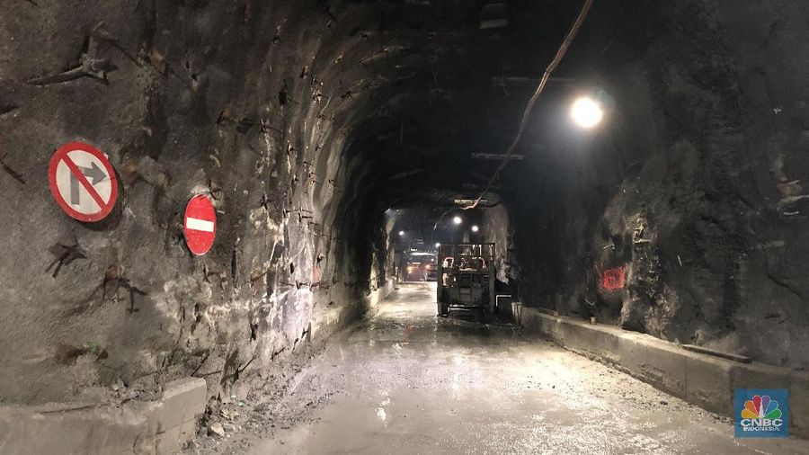 Tambang legendaris Grasberg milik PT Freeport Indonesia yang berlokasi di Papua akan habis dan ditutup pada pertengahan tahun ini. Sebagai penggantinya, produksi emas, perak, dan tembaga Freeport akan mengandalkan tambang bawah tanah.

Tambang bawah tanah ini lokasinya persis di bawah Grasberg. Penambangan bawah tanah menggunakan metode block caving, yang merupakan cara penambangan bawah tanah dengan efisiensi sumberdaya yang tinggi untuk melakukan penambangan, di mana blok-blok besar bijih di bawah tanah dipotong dari bawah sehingga bijih tersebut runtuh akibat gaya beratnya sendiri.

Tambang bawah tanah ini sudah direncakan sejak 2004 dan terus dikembangkan hingga sekarang. Ada dua blok tambang bawah tanah Freeport yang jadi andalan saat ini, yaitu Deep Ore Zone (DOZ) dan Big Gossan. Saat ini tengah dikembangkan juga blok bernama Deeep Mill Level Zone (DMLZ).

Di dalam tambang ini, terbangun jalan sepanjang 650 kilometer (km), yang berarti panjangnya lebih dari jarak Jakarta ke Yogyakarta. Jalan di dalam tambang bawah tanah ini akan terus dibangun hingga 1.000 km atau seperti Jakarta ke Surabaya.

Data terakhir produksi rata-rata dari tambang bawah tanah ini adalah 80.000 ton ore (bijih tambang) per hari.

Sampai dengan 2019, Freeport telah mengeluarkan investasi hingga US$ 16 miliar atau dengan kurs, saat ini sekitar Rp 224 triliun untuk pengembangan tambang bawah tanah yang akan menjadi andalan mereka. Ke depan, Freeport yang saat ini 51% sahamnya dimiliki oleh PT Indonesia Alumunium (Inalum) akan mengucurkan lagi investasi hingga US$ 15 miliar atau sekitar Rp 210 triliun untuk tambang bawah tanah tersebut.  (CNBC Indonesia/Wahyu Daniel)