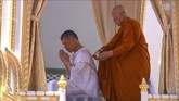 Proses penobatan raja diawali saat raja Rama X yang mengenakan seragam militer putih berganti mengenakan jubah putih. Setelah mengenakan jubah, wajah dan sejumlah bagian tubuh Raja Thailand kesepuluh ini dibasuh menggunakan air suci yang diambil dari seluruh penjuru Thailand. (REUTERS/Reuters TV)