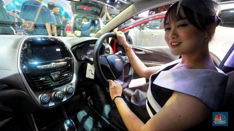 Chevrolet Spark disokong mesin bensin 4-silinder 1.4-liter yang menghasilkan daya 96 Tk dan torsi 124 Nm. Mobil ini dibanderol Rp 198 juta. CNBC Indonesia/Andrean Kristianto)