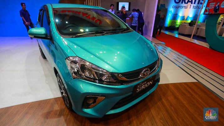 mobil Daihatsu Sirion iims Daihatsu Sirion memiliki lampu depan dengan follow me home, sensor wiper, desain baru eksterior dan interior, ABS (Anti-lock Braking System), Electronic Brake-force, Distribution (EBD), Vehicle Stability Control (VSC), Traction Control, Isofix, kamera parkir belakang, keyless, sensor parkir depan, dan mesin baru. Daihatsu Sirion transmisi manual dibanderol Rp 187,1 juta sedangkan tipe otomatis dilepas Rp 198,1 juta. (CNBC Indonesia/Andrean Kristianto)