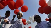 Sejumlah anak membawa balon saat digelar 'Magengan Kubro' di Masjid Al Akbar Surabaya, Jawa Timur, Jumat (3/5/2019). Magengan Kubro tersebut dalam rangka menyambut Ramadan 1440 H. ANTARA FOTO/Zabur Karuru