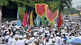 Sejumlah peziarah melakukan pawai pada puncak Ziarah Kubra yang dimulai dari kawasan Kuto hingga ke Pemakaman Kawah Tengkurep Palembang, Sumsel, Minggu (28/4/2019). Ziarah dilakukan untuk mengenang jasa para ulama dan habib jelang bulan suci Ramadan. ANTARA FOTO/Feny Selly