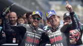 Fabio Quartararo (kanan) merayakan pole MotoGP Spanyol 2019 bersama rekan setimnya di Petronas Yamaha, Franco Morbidelli. (JORGE GUERRERO / AFP)