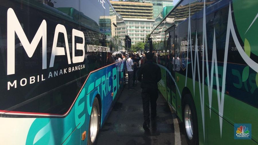 Bus TransJakarta belum bisa mengangkut penumpang karena masalah izin soal angkutan umum.