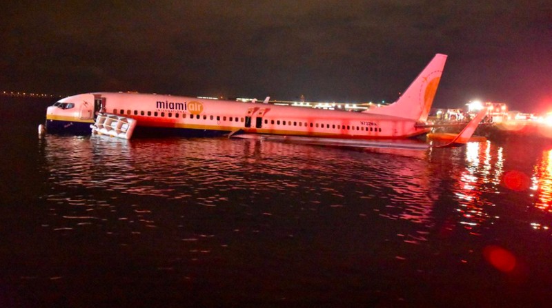 Pesawat Boeing yang membawa 143 penumpang dari Teluk Guantanamo di Kuba tergelincir dari landasan pacu ke sungai dangkal di Jacksonville, AS.