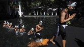 Sejumlah peserta berjalan keluar dari Umbul Ngabean saat mengikuti ritual padusan di Pengging, Banyudono, Boyolali, Jawa Tengah, Sabtu (4/5/2019). Ritual padusan tersebut menandakan dimulainya tradisi padusan atau mandi membersihkan diri dalam menyambut bulan suci Ramadan 1440 Hijriah. ANTARA FOTO/Aloysius Jarot Nugroho