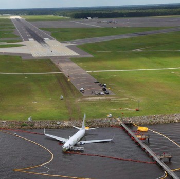 Begini Penampakan Boeing 737 yang Tergelincir ke Sungai